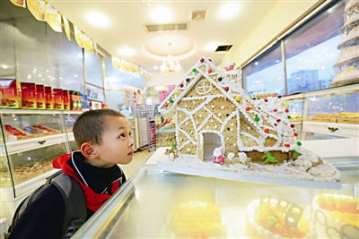 Cake stores create Christmas atmosphere in Pingtan