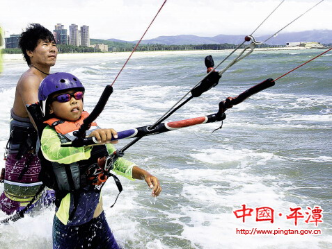 Boy travels to Pingtan to learn kitesurfing