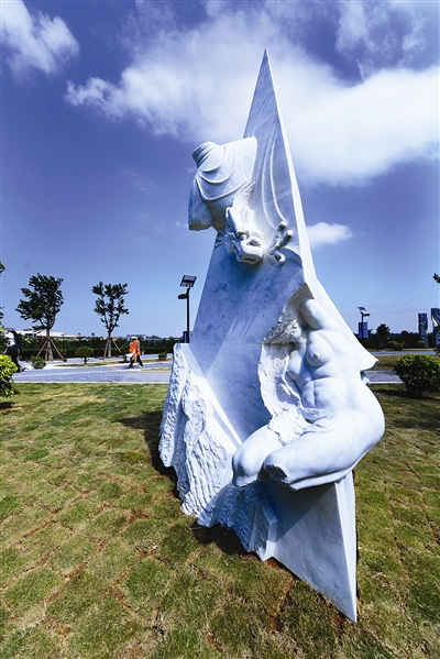 Sculptors interpret their works in Pingtan