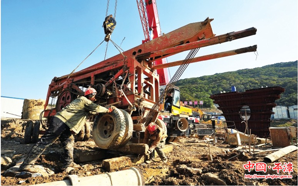 Construction continues at Niuzhai Mountain Tunnel during holidays