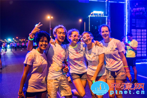 Cross-Straits fluorescent run illuminates the Pingtan night