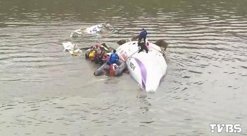 Taiwan TransAsia Airways plane plunges into river