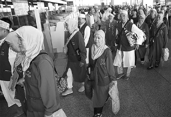 Pilgrims arrive in Saudi Arabia