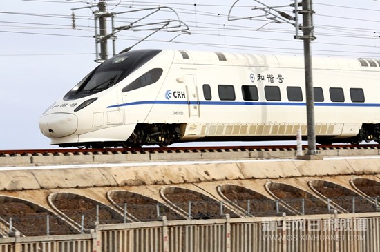 Lanzhou-Urumqi high-speed railway makes a trial run in Gansu province