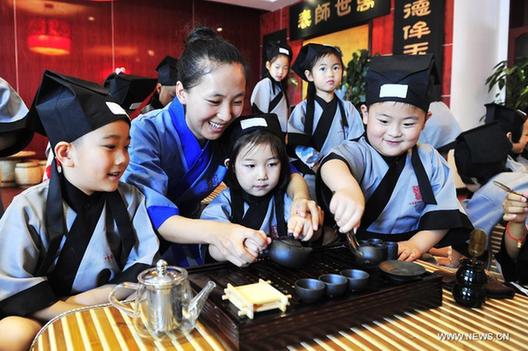 Traditional class attracts many children in Lanzhou