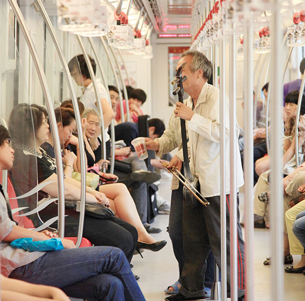 Mothers use their own children to beg in gangs in subway