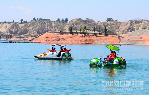 NW China reservoir provides a wonderful place to escape summer heat