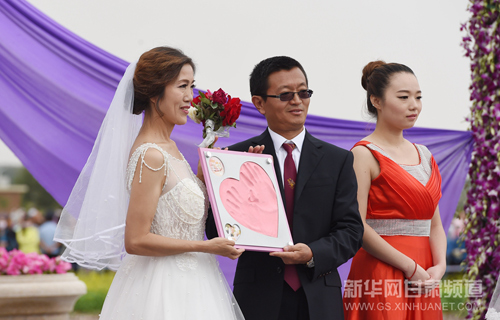 Lavender-scented group wedding in Gansu