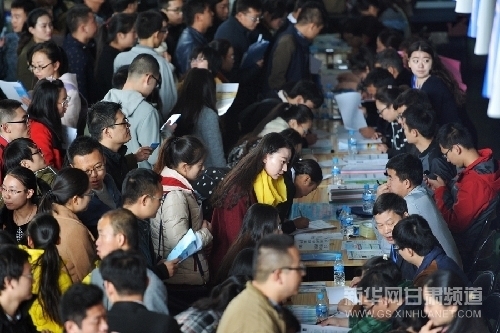 College graduates attend job fair in Gansu