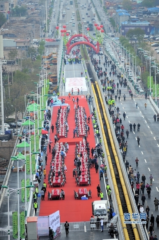 1,000 people eat hotpot on Yellow River Bridge