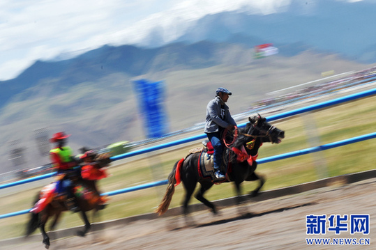 Yugur horse race kicks off in Gansu