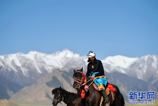 Yugur horse race kicks off in Gansu