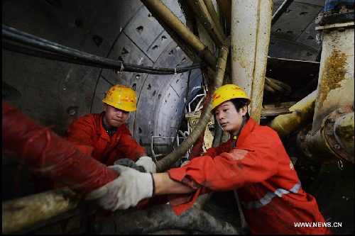 Engineers work for China's first cross-Yellow River subway tunnel