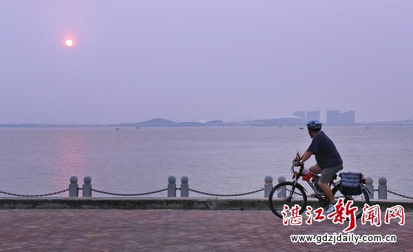Morning exercises add vitality to the city