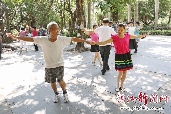 Morning exercises add vitality to the city