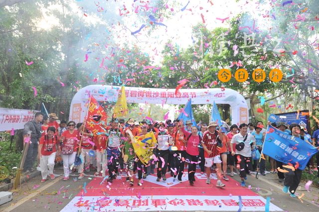 Thousands of residents go on mass hiking in Zhanjiang