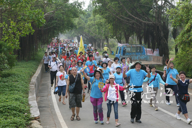 Thousands of residents go on mass hiking in Zhanjiang