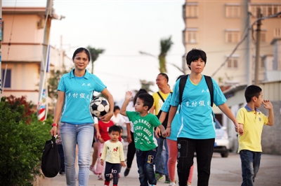 Women's football team challenge men rivals