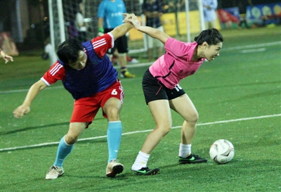 Women's football team challenge men rivals