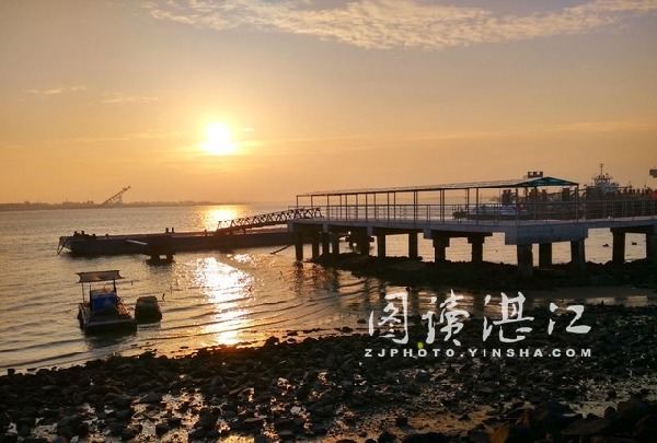 Rising winter sun kisses Zhanjiang's sea-view corridor