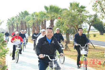 Zhanjiang officials cycle around upgraded eco-park