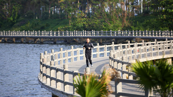 Zhanjiang officials cycle around upgraded eco-park