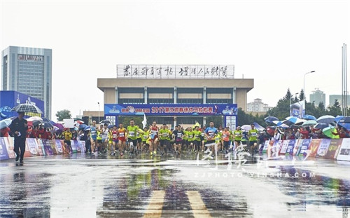 Runners brave rain for Zhanjiang mini-marathon