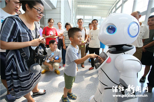 Robot guide introduced to Zhanjiang hospital