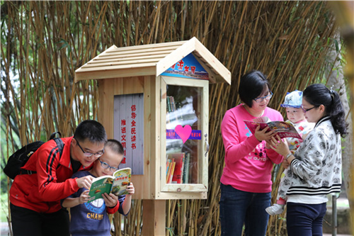 Mobile bookstores awaken passion for reading in Zhanjiang