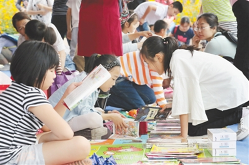 Mobile bookstores awaken passion for reading in Zhanjiang