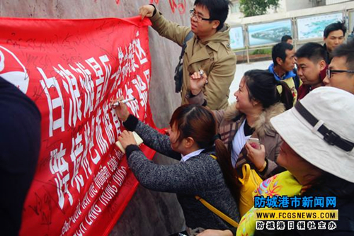 First Fangchenggang-Moncay cross-border tourist group starts travelling