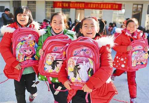 Left-behind children in Luocheng receive charitable gifts