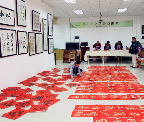 Dahua gifts Spring Festival scrolls to rural community