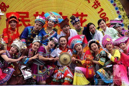Huanjiang organizes costume competition