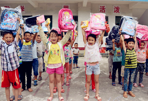 Luocheng students receive gifts on Children's Day