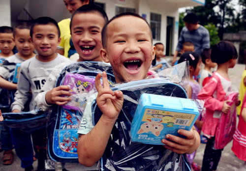 Luocheng students receive gifts on Children's Day