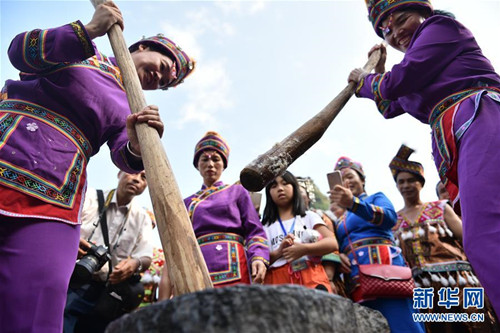 Folk customs staged for National Day celebrations