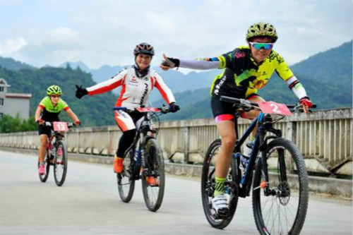 Mountain bikers race through Donglan