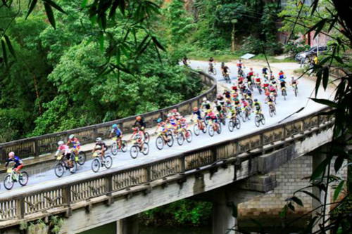 Mountain bikers race through Donglan