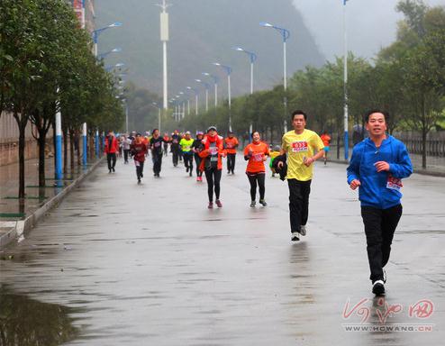 400 people run for education in Jinchengjiang district