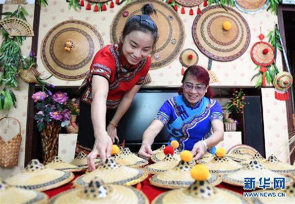 Maonan bamboo hats showcase ethnic culture