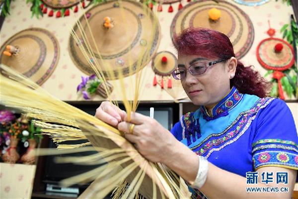 Maonan bamboo hats showcase ethnic culture