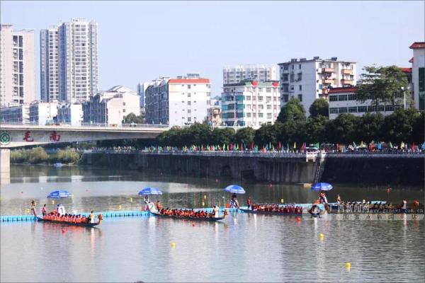 Huanjiang wins Guangxi's dragon boat series
