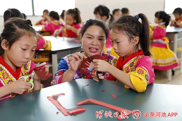 Luocheng primary school hosts class on Mulao paper-cutting