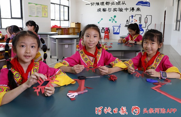 Luocheng primary school hosts class on Mulao paper-cutting