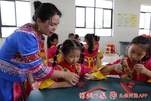 Luocheng primary school hosts class on Mulao paper-cutting