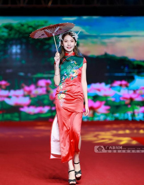 Silk culture fashion show staged in Yizhou