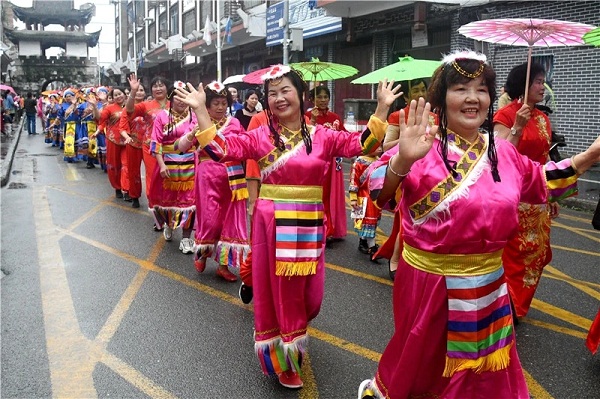 Over 600 performers model folk costumes in Yizhou