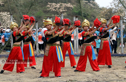 Tian'e holds fourth tung flower festival