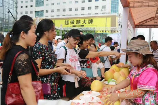 Pomelo festival a sweet treat in Huanjiang
